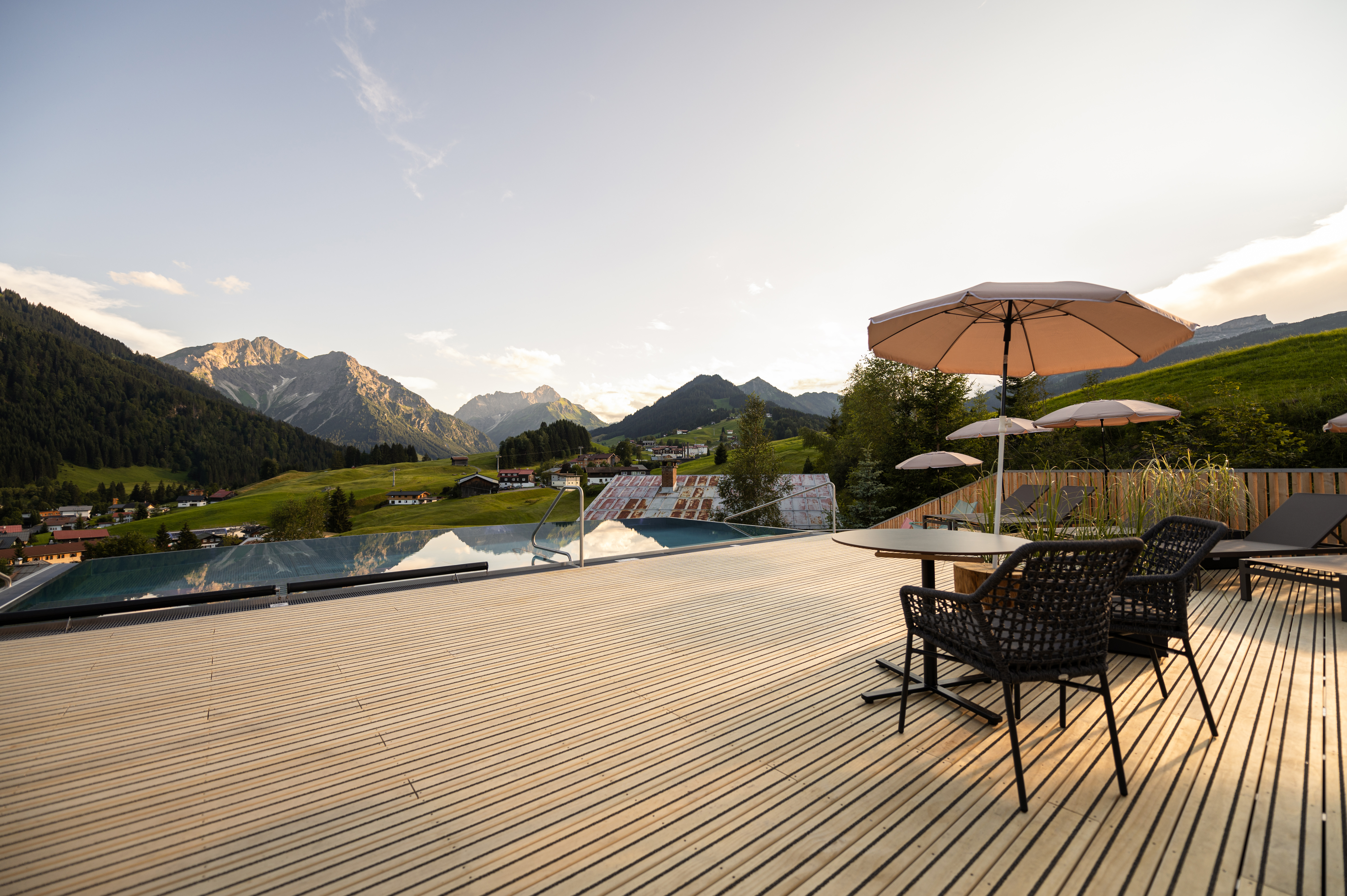 Unterkunft im Allgäu: Pool - 4****S Hotel Erlebach in Riezlern