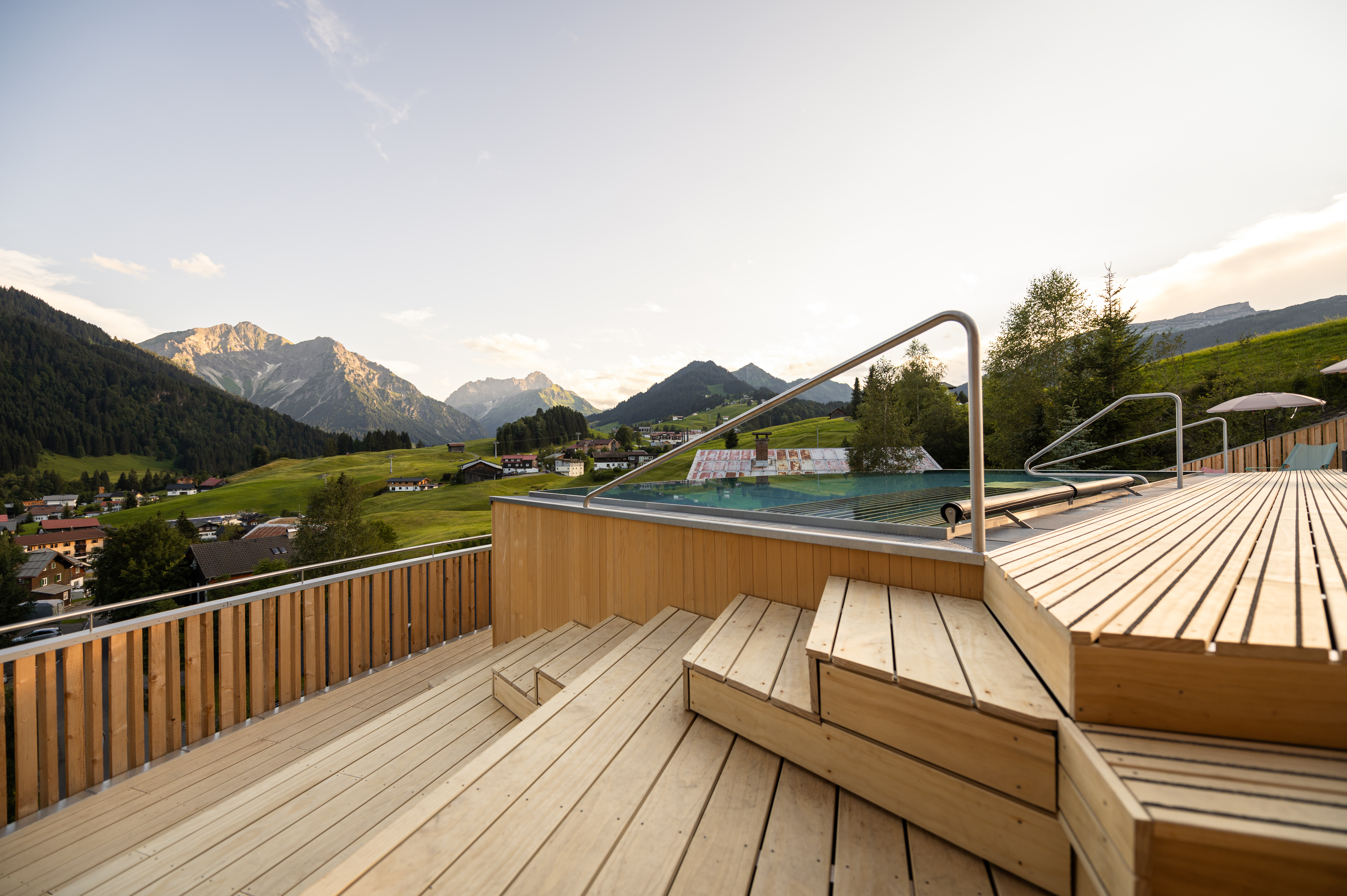 Unterkunft im Allgäu: Sonnendeck mit Pool - 4****S Hotel Erlebach in Riezlern
