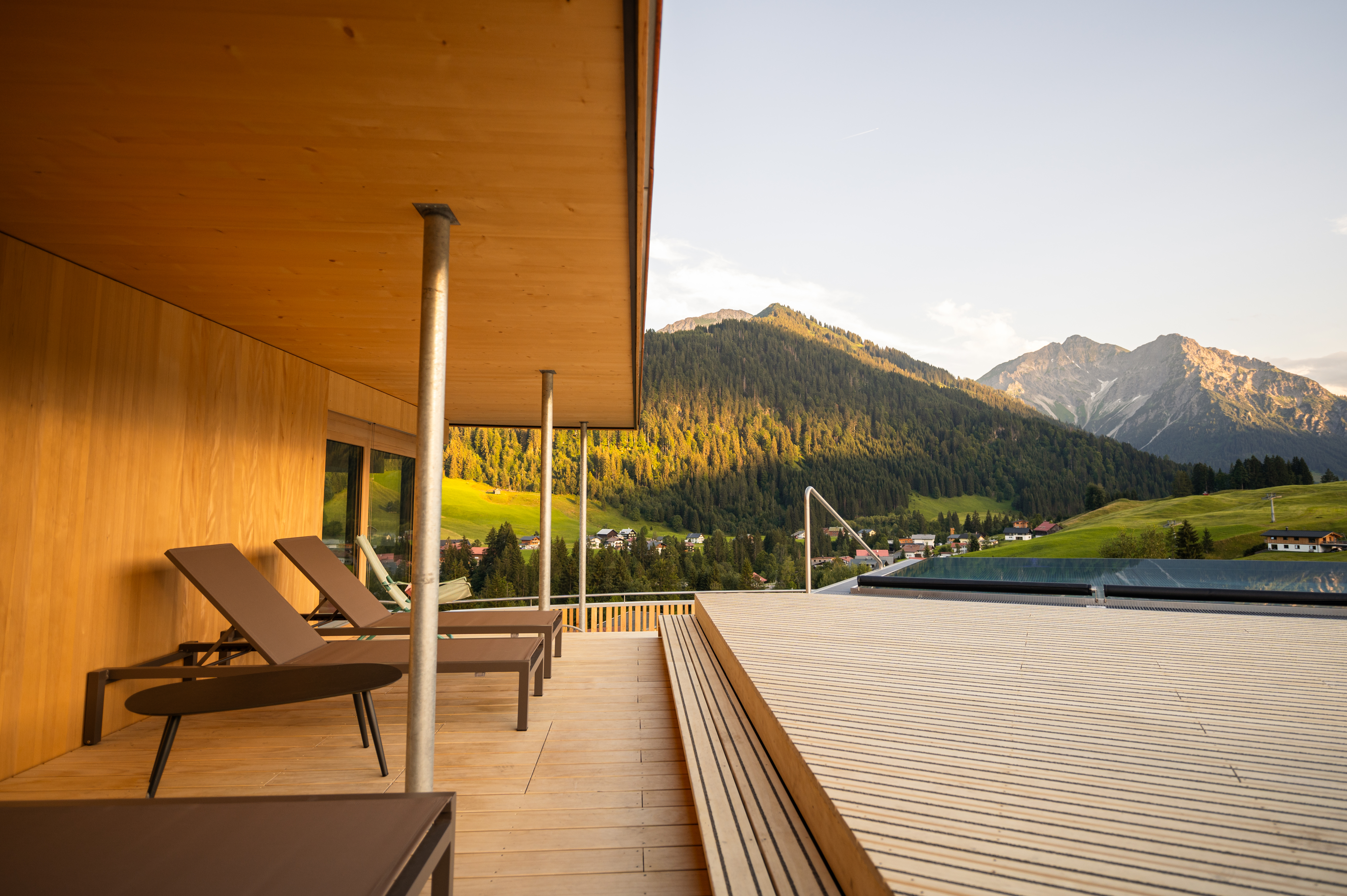 Unterkunft im Allgäu: Sonnendeck mit Pool - 4****S Hotel Erlebach in Riezlern