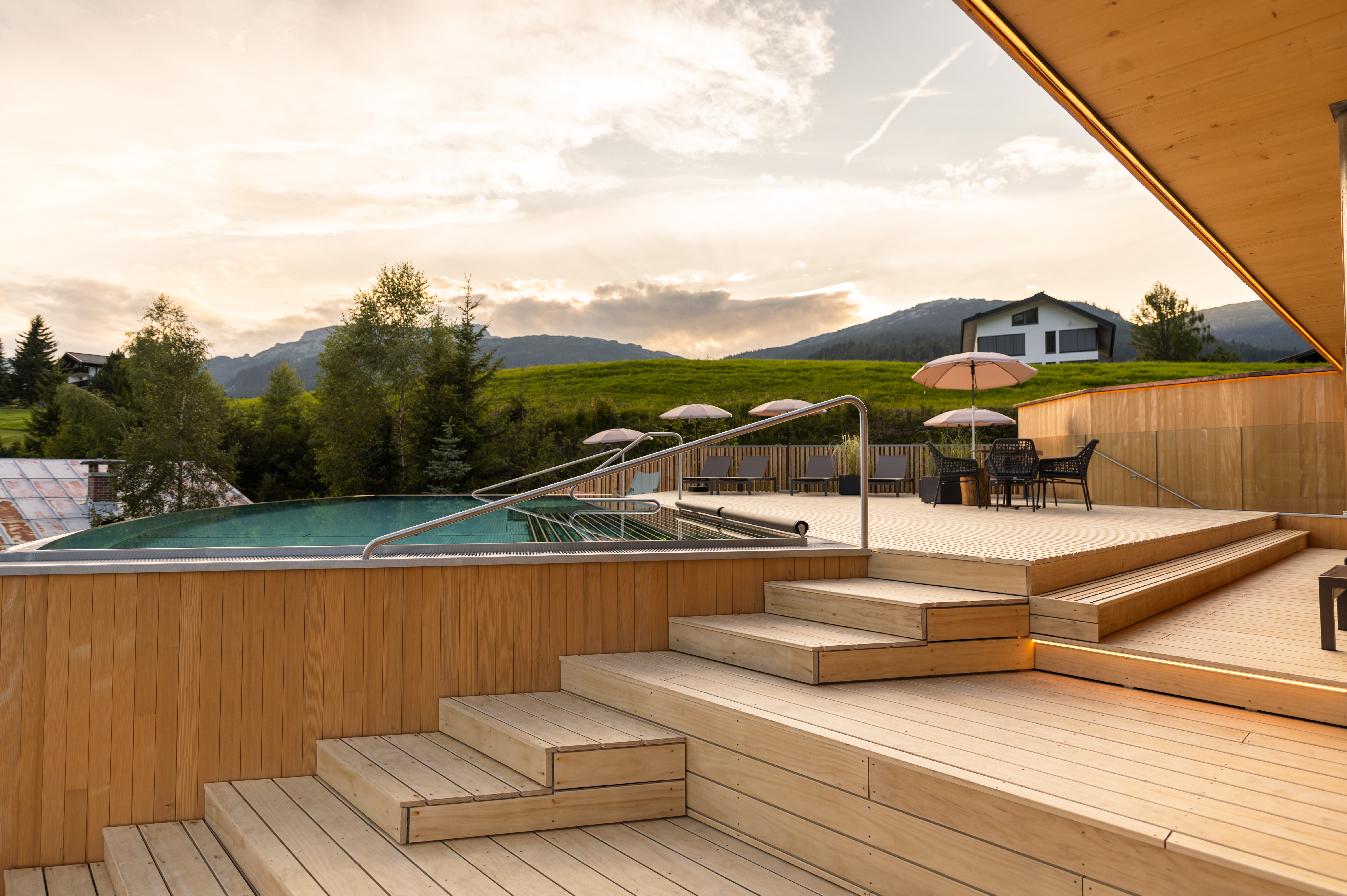 Unterkunft im Allgäu: Sonnendeck mit Pool - 4****S Hotel Erlebach in Riezlern