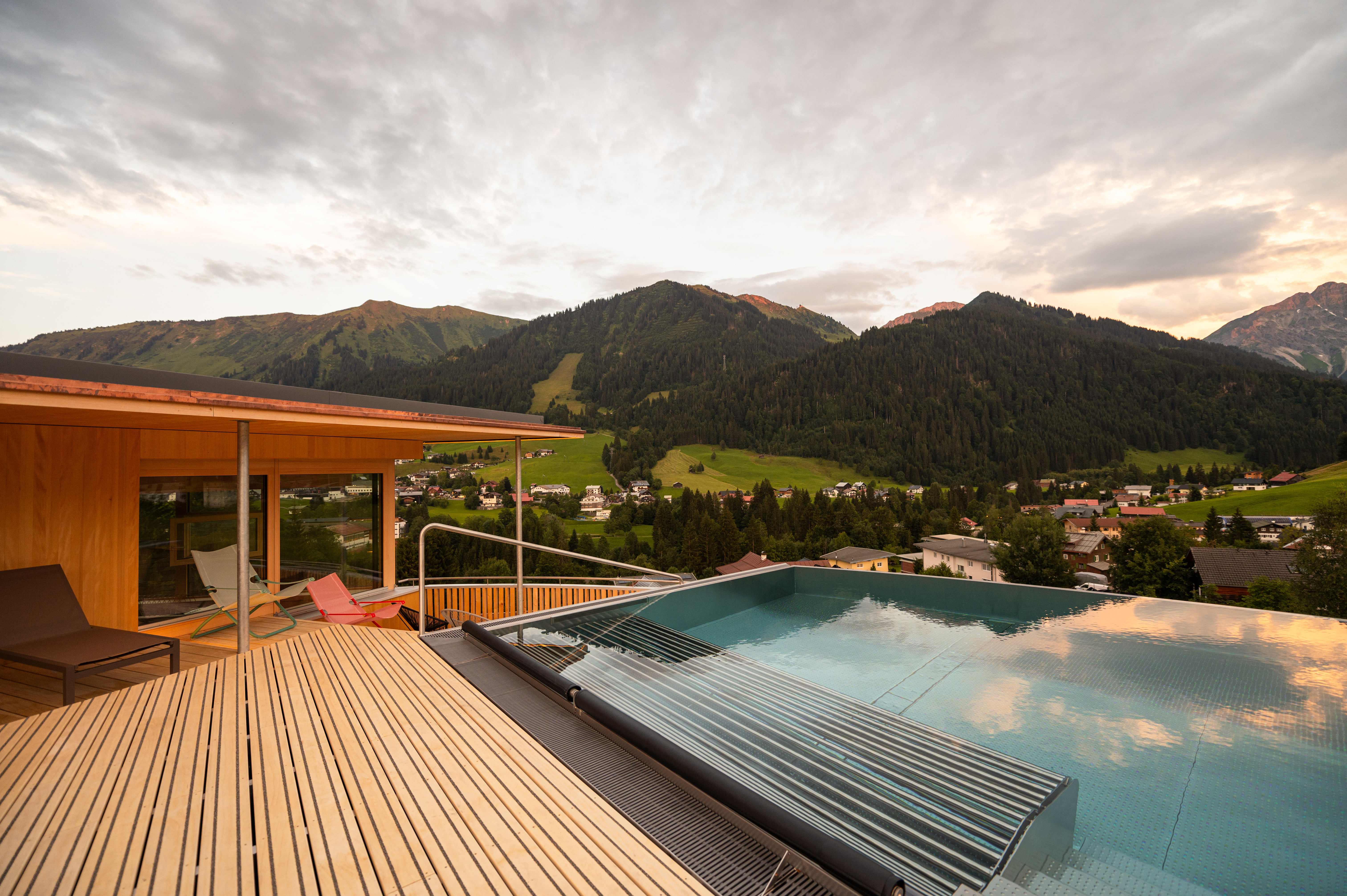 Unterkunft im Allgäu: Pool - 4****S Hotel Erlebach in Riezlern