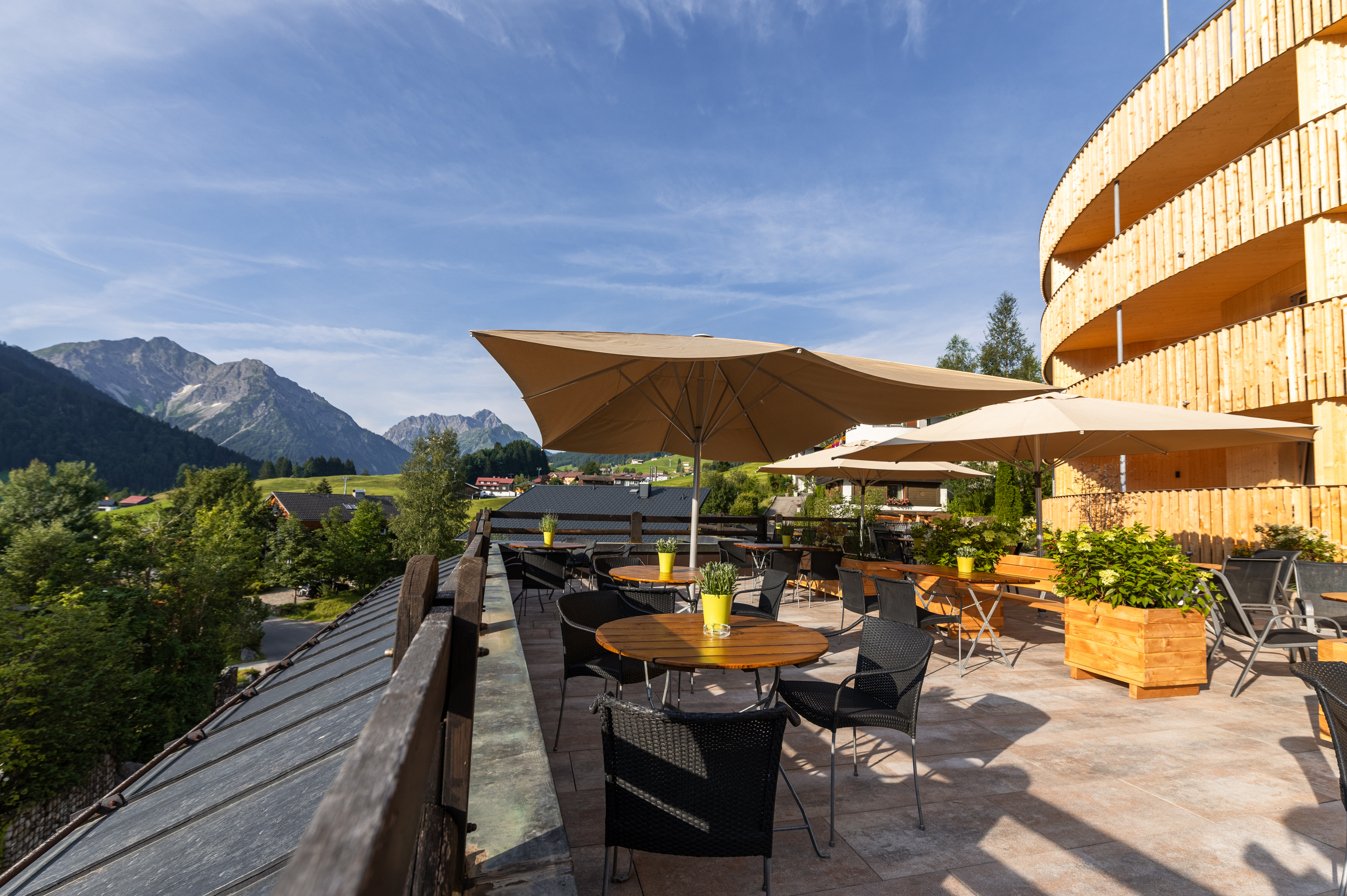 Unterkunft im Allgäu: Sonnenterrasse - 4****S Hotel Erlebach in Riezlern