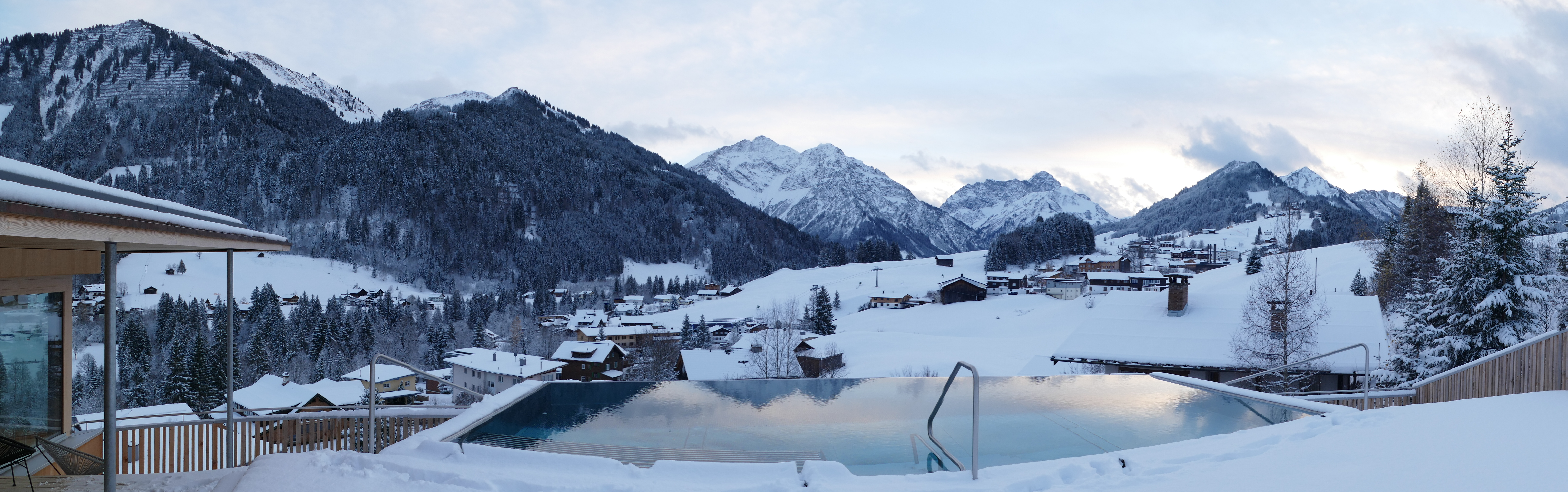 Unterkunft im Allgäu: Rooftop Infinity Pool - 4****S Hotel Erlebach in Riezlern