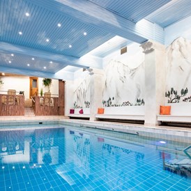 Unterkunft im Allgäu: Schwimmbad - Hotel Erlebach - 4* Wellnesshotel im Kleinwalsertal