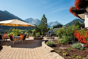Unterkunft im Allgäu: Terrasse mit Panoramablick - Hotel Erlebach - 4* Wellnesshotel im Kleinwalsertal