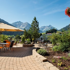 Unterkunft im Allgäu: Terrasse mit Panoramablick - Hotel Erlebach - 4* Wellnesshotel im Kleinwalsertal