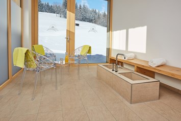 gastgeber-im-oberallgaeu: Wellnessbereich mit Blick in die verschneite Landschaft - Wohlfühlhotel Frohsinn in Fischen im Allgäu