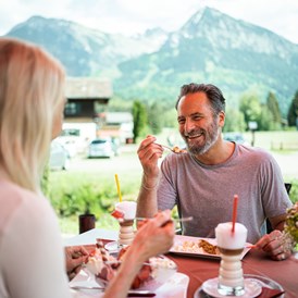 Gastgeber im Oberallgäu: Sonnenterrasse mit Bergblick - Wohlfühlhotel Frohsinn in Fischen im Allgäu