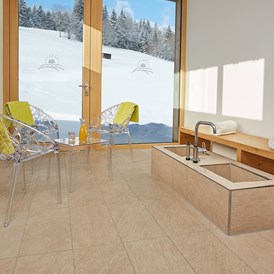 Gastgeber im Oberallgäu: Wellnessbereich mit Blick in die verschneite Landschaft - Wohlfühlhotel Frohsinn in Fischen im Allgäu