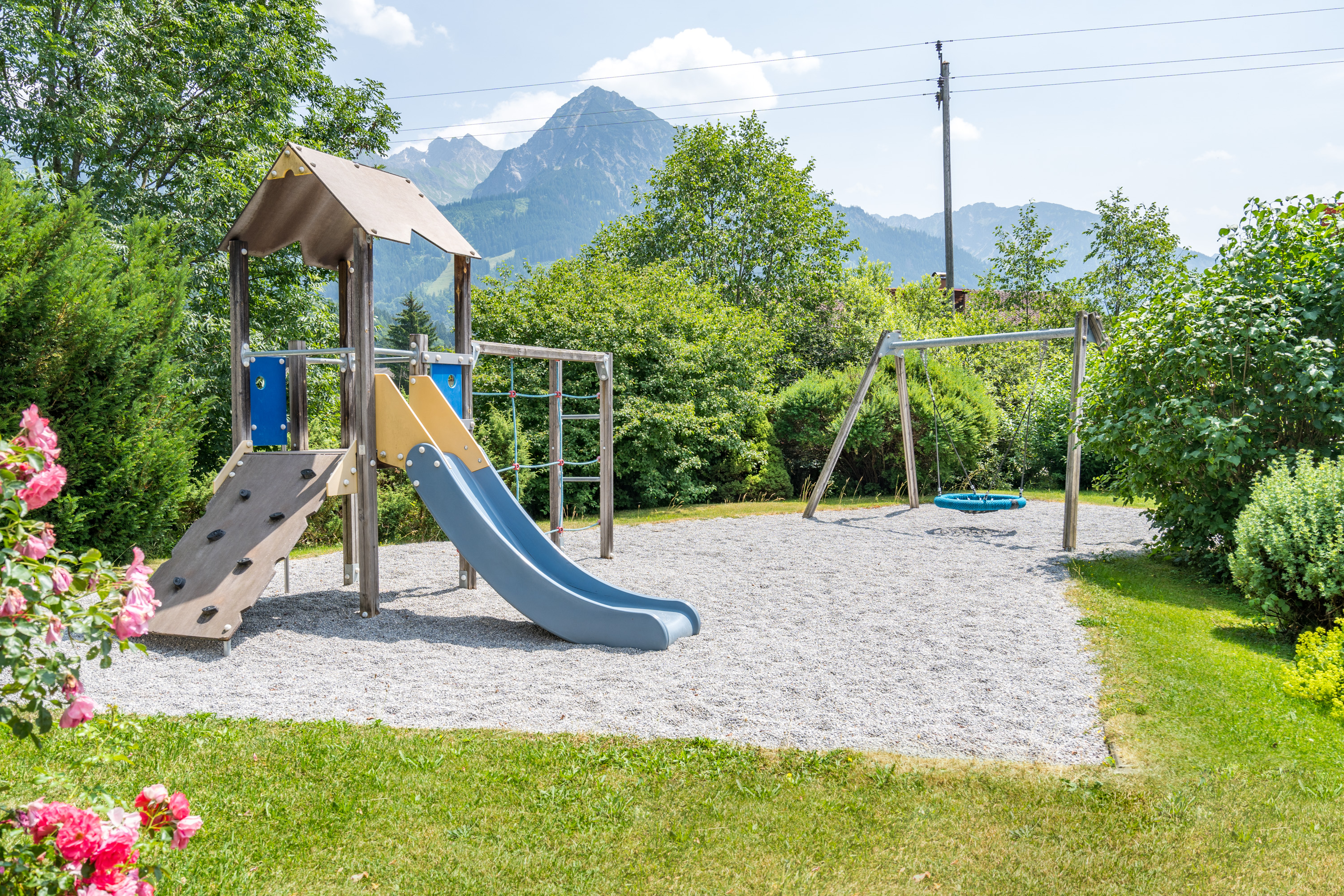 Unterkunft im Allgäu: Kinderspielplatz mit Blick aufs Rubihorn - Wohlfühlhotel Frohsinn in Fischen im Allgäu