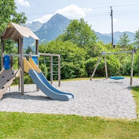 Unterkunft im Allgäu: Kinderspielplatz mit Blick aufs Rubihorn - Wohlfühlhotel Frohsinn in Fischen im Allgäu