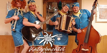 hotels-und-ferienwohnungen-im-oberallgaeu - Mädeleball - Faschingskult in Rettenberg im Allgäu - Mädeleball - Faschingskult mit den Katzebachtel Musikanten