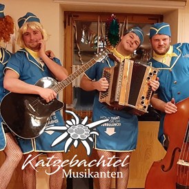 Veranstaltungen im Oberallgäu: Mädeleball - Faschingskult in Rettenberg im Allgäu - Mädeleball - Faschingskult mit den Katzebachtal Musikanten