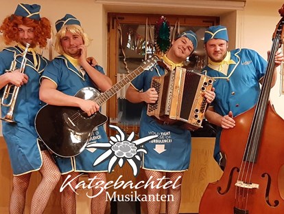 Hotels und Ferienwohnungen im Oberallgäu - Mädeleball - Faschingskult in Rettenberg im Allgäu - Mädeleball - Faschingskult mit den Katzebachtal Musikanten