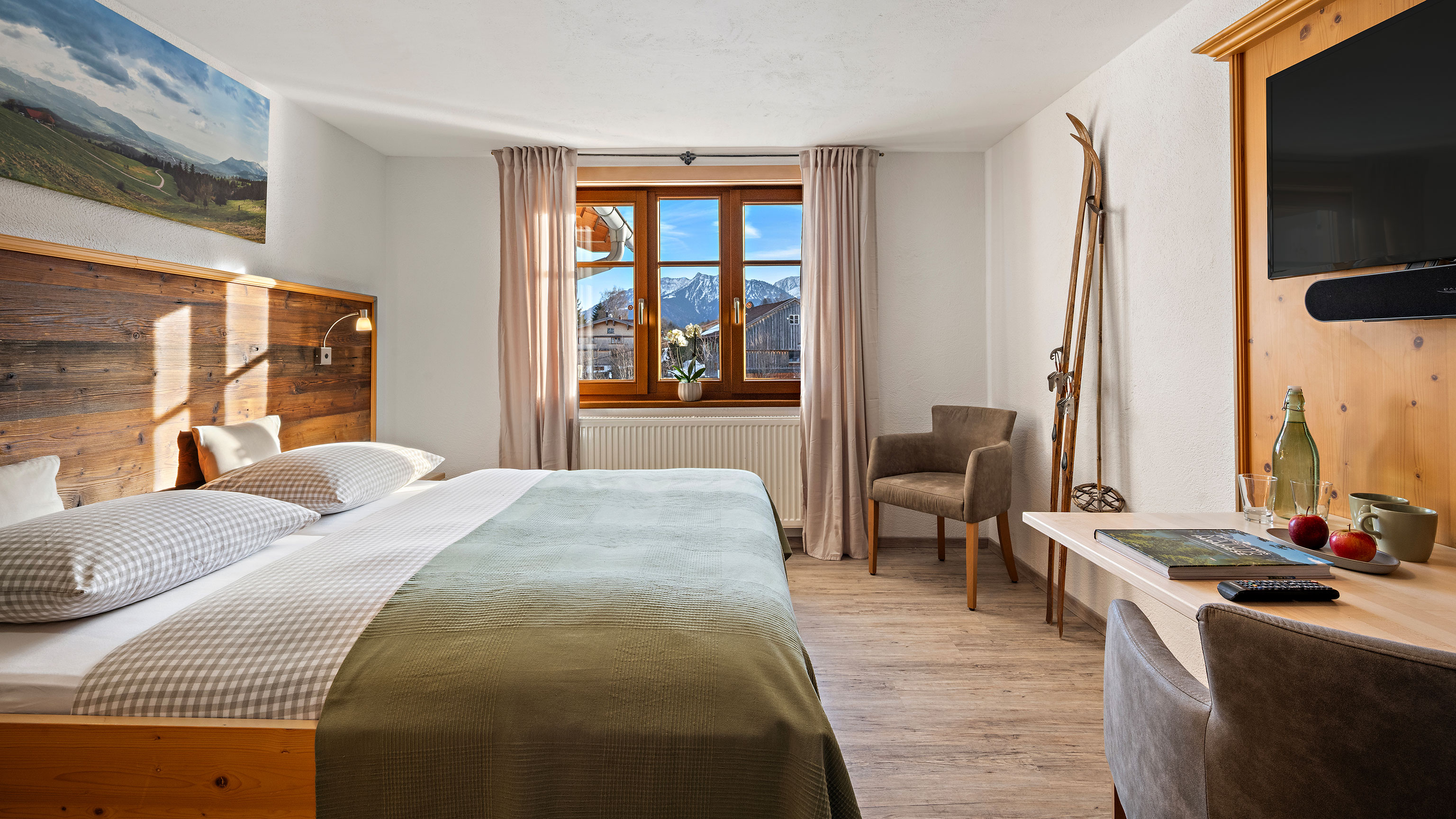 Unterkunft im Allgäu: Smart Doppelzimmer Bettansicht mit Aussicht - Bergsonne Allgäu