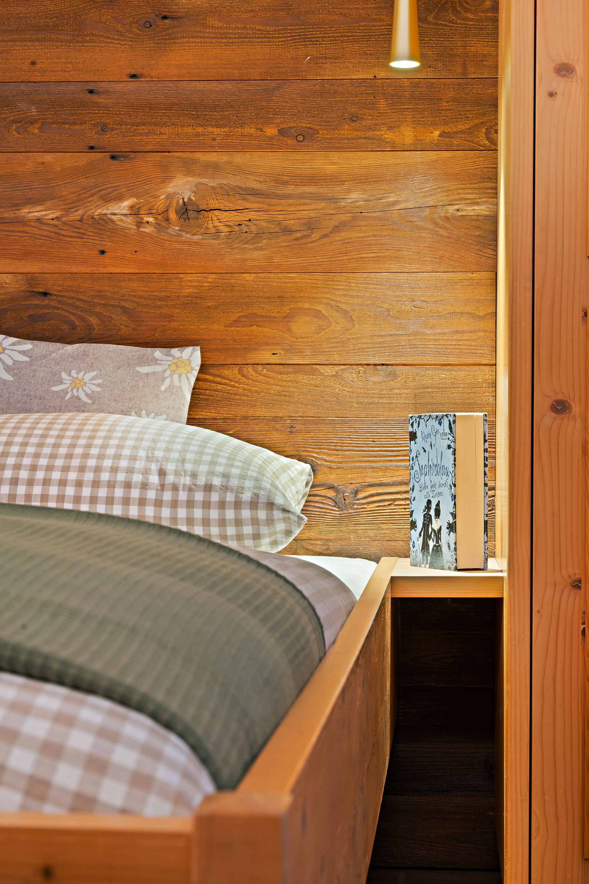 Hotels und Ferienwohnungen im Oberallgäu - Ausschnitt Bett Szene mit Leselicht - Hotel Bergsonne Allgäu