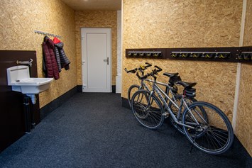 Unterkunft im Allgäu: Abstellplatz für Fahrräder | DAS KLEEMANNs - DAS KLEEMANNs - Urlaub erfrischend anders