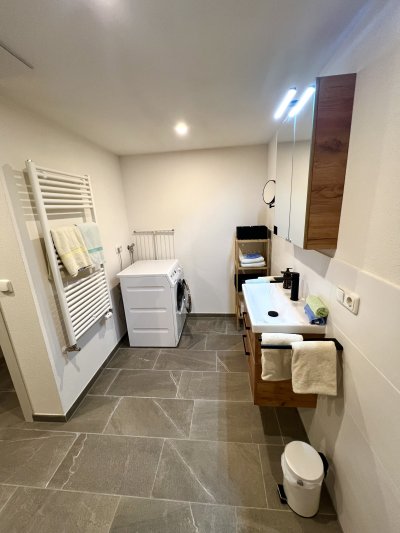 Unterkunft im Allgäu: Bad mit Waschtisch und Waschmaschine inklusive Spiegelschrank  - Baldaufs Alpchalet- Urlaub mit Hund im Grünen mit Bergblick