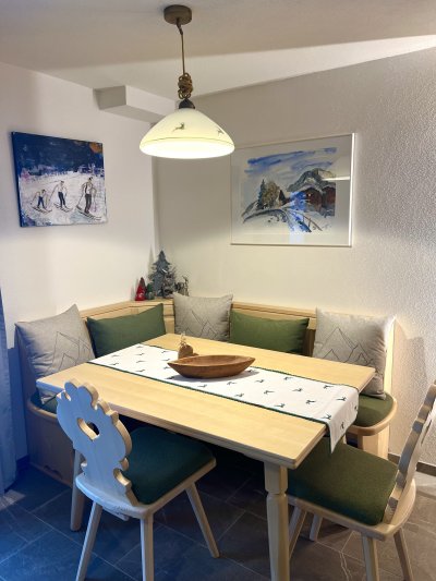 Unterkunft im Allgäu: gemütliche Fichtenholzeckbank - Baldaufs Alpchalet- Urlaub mit Hund im Grünen mit Bergblick