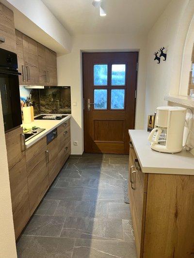 Unterkunft im Allgäu: Küche mit Eingang  - Baldaufs Alpchalet- Urlaub mit Hund im Grünen mit Bergblick