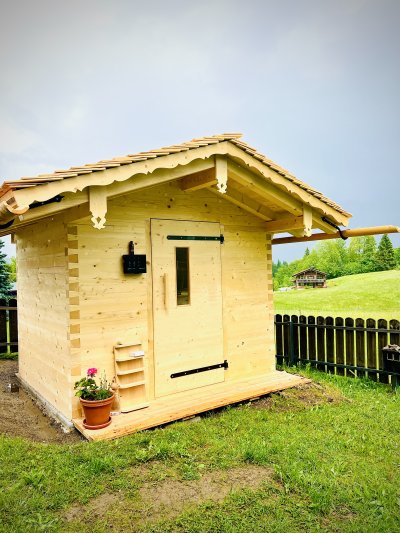 Unterkunft im Allgäu: Neues Fichtensaunahaus in Blockhausweise - Baldaufs Alpchalet- Urlaub mit Hund im Grünen mit Bergblick