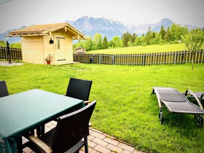 Unterkunft im Allgäu: Terrasse mit eigenem Garten und Saunahaus  - Baldaufs Alpchalet- Urlaub mit Hund im Grünen mit Bergblick