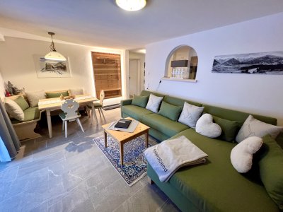 Unterkunft im Allgäu: Wohnzimmer mit ausziehbarer Schlafcouch (richtiger Lattenrost und Matratze) und Eckbank  - Baldaufs Alpchalet- Urlaub mit Hund im Grünen mit Bergblick