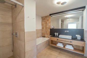 Gastgeber im Oberallgäu: Badezimmer mit Badewanne & Dusche | Ferienwohnung Drille - Landhaus Wiederkehr - Oberstdorf Landhäuser