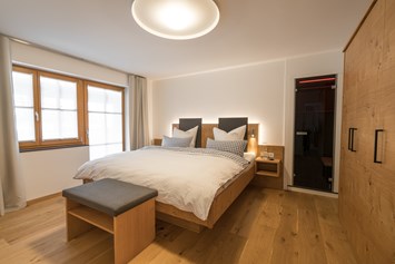 Gastgeber im Oberallgäu: Schlafzimmer mit Infrarotsauna | Ferienwohnung Euchar - Landhaus Wiederkehr - Oberstdorf Landhäuser