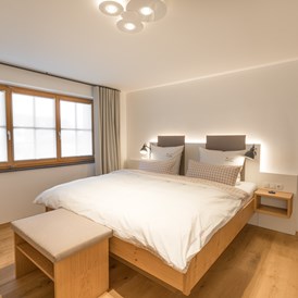 Gastgeber im Oberallgäu: Schlafzimmer mit Infrarotsauna | Ferienwohnung Räppler - Landhaus Wiederkehr - Oberstdorf Landhäuser