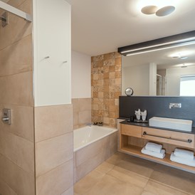 Unterkunft im Allgäu: Badezimmer mit Badewanne & Dusche | Ferienwohnung Drille - Landhaus Wiederkehr - Oberstdorf Landhäuser