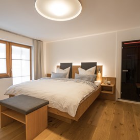 Unterkunft im Allgäu: Schlafzimmer mit Infrarotsauna | Ferienwohnung Euchar - Landhaus Wiederkehr - Oberstdorf Landhäuser