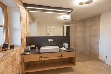 Unterkunft im Allgäu: Badezimmer mit Dusche & Infrarotsauna | Ferienwohnung Luuser - Landhaus Wiederkehr - Oberstdorf Landhäuser