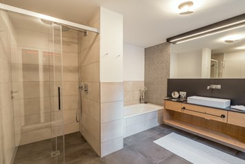 Unterkunft im Allgäu: Badezimmer mit Badewanne & Dusche | Ferienwohnung Minzele - Landhaus Wiederkehr - Oberstdorf Landhäuser