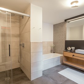 Unterkunft im Allgäu: Badezimmer mit Badewanne & Dusche | Ferienwohnung Minzele - Landhaus Wiederkehr - Oberstdorf Landhäuser