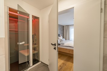 Unterkunft im Allgäu: Badezimmer mit Infrarotsauna | Ferienwohnung Minzele - Landhaus Wiederkehr - Oberstdorf Landhäuser