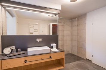 Unterkunft im Allgäu: Badezimmer mit Dusche & Infrarotsauna | Ferienwohnung Obheiter - Landhaus Wiederkehr - Oberstdorf Landhäuser
