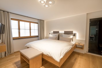 Unterkunft im Allgäu: Schlafzimmer mit Infrarotsauna | Ferienwohnung Räppler - Landhaus Wiederkehr - Oberstdorf Landhäuser