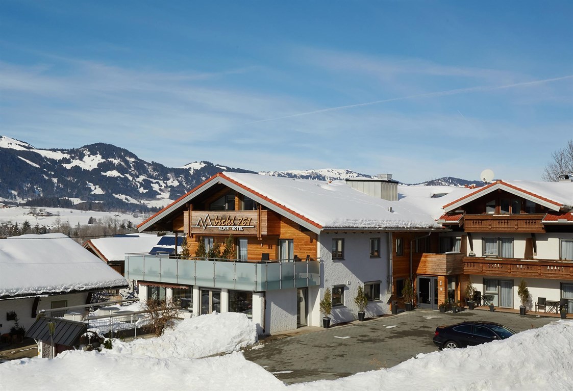 Gastgeber im Oberallgäu: Alpin Hotel  bichl 761 im Winterkleid - Alpin Hotel bichl 761 