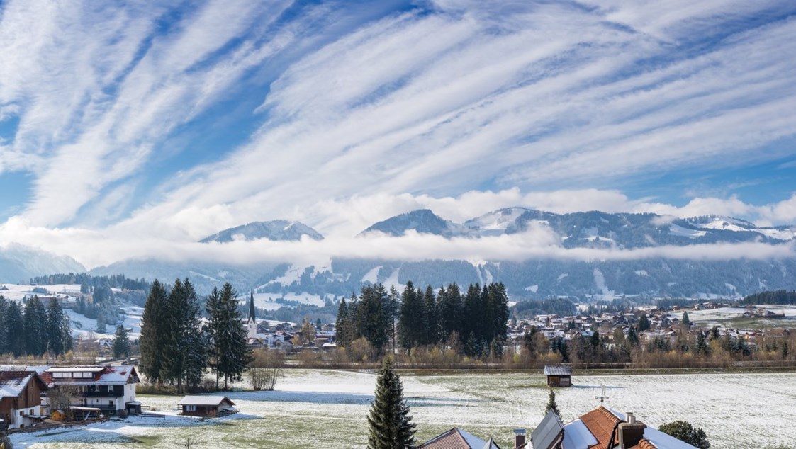 Gastgeber im Oberallgäu: Ausblick auf die gegenüberliegende Hörnerkette  - Alpin Hotel bichl 761 