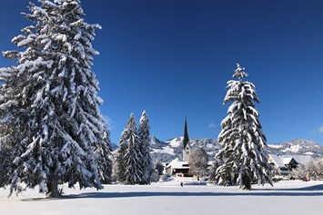 Gastgeber im Oberallgäu: Blick von Fischen-Au auf das verschneite Fischen - Alpin Hotel bichl 761 