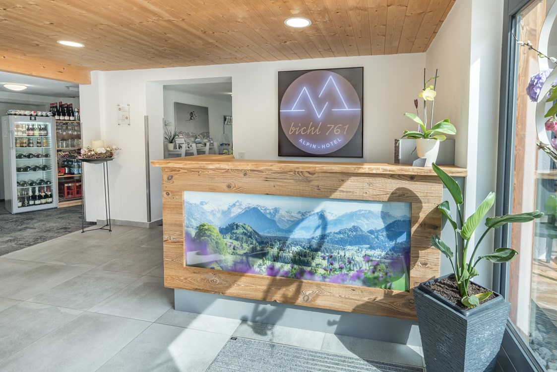 Gastgeber im Oberallgäu: Rezeptionsbereich im bichl761 - Alpin Hotel bichl 761 