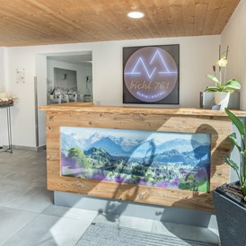 Gastgeber im Oberallgäu: Rezeptionsbereich im bichl761 - Alpin Hotel bichl 761 
