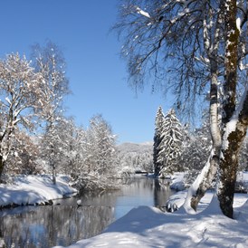 Unterkunft im Allgäu: Winterlicher Spaziergang entlang der Iler - Alpin Hotel bichl 761