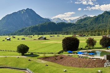 Unterkunft im Allgäu: SCHÜLE'S Gesundheitsresort - Erwachsenenhotel im Allgäu in Oberstdorf
- Gartenanlage mit Naturteich PanoramaQUELL - SCHÜLE'S Gesundheitsresort & Spa - Hotel in Oberstdorf