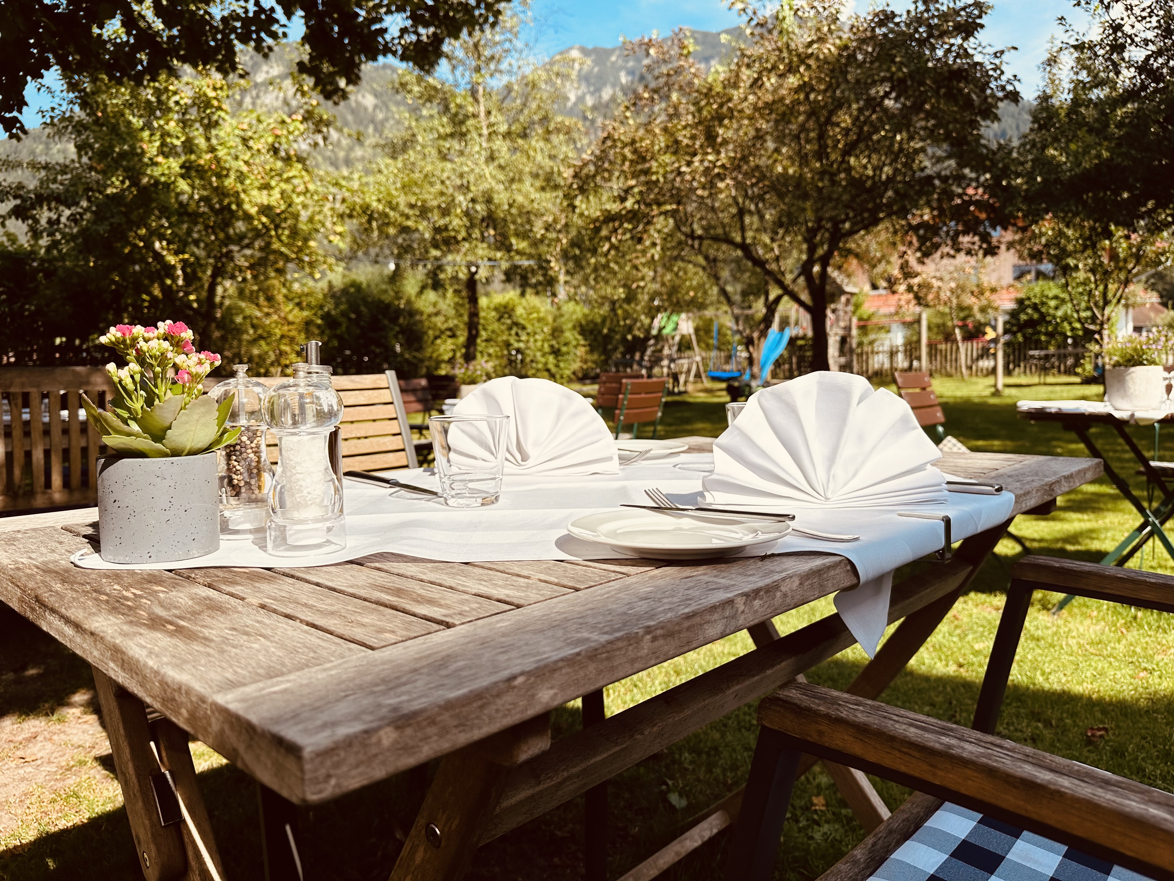 Restaurants im Oberallgäu: Im Biergarten umringt von Bergen sitzen Sie unter der Linde und genießen... - Gasthaus Obere Mühle - Restaurant in Bad Hindelang im Allgäu