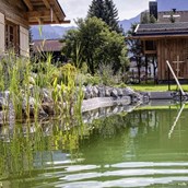 Unterkunft im Allgäu: ALPGLÜCK - Luxus Chalets in Oberstdorf im Allgäu
Freut euch  zurück vom Berg auf das erfrischende Bad in unserem Naturschwimm-Teich. - ALPGLÜCK - Luxus Chalets in Oberstdorf im Allgäu