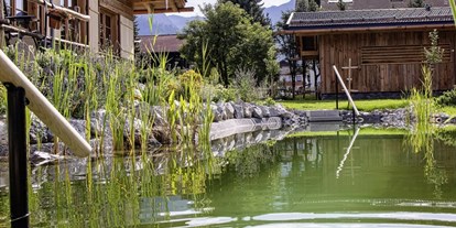 Hotels und Ferienwohnungen im Oberallgäu - Oberstdorf - ALPGLÜCK - Luxus Chalets in Oberstdorf im Allgäu
Freut euch  zurück vom Berg auf das erfrischende Bad in unserem Naturschwimm-Teich. - ALPGLÜCK - Luxus Chalets in Oberstdorf im Allgäu