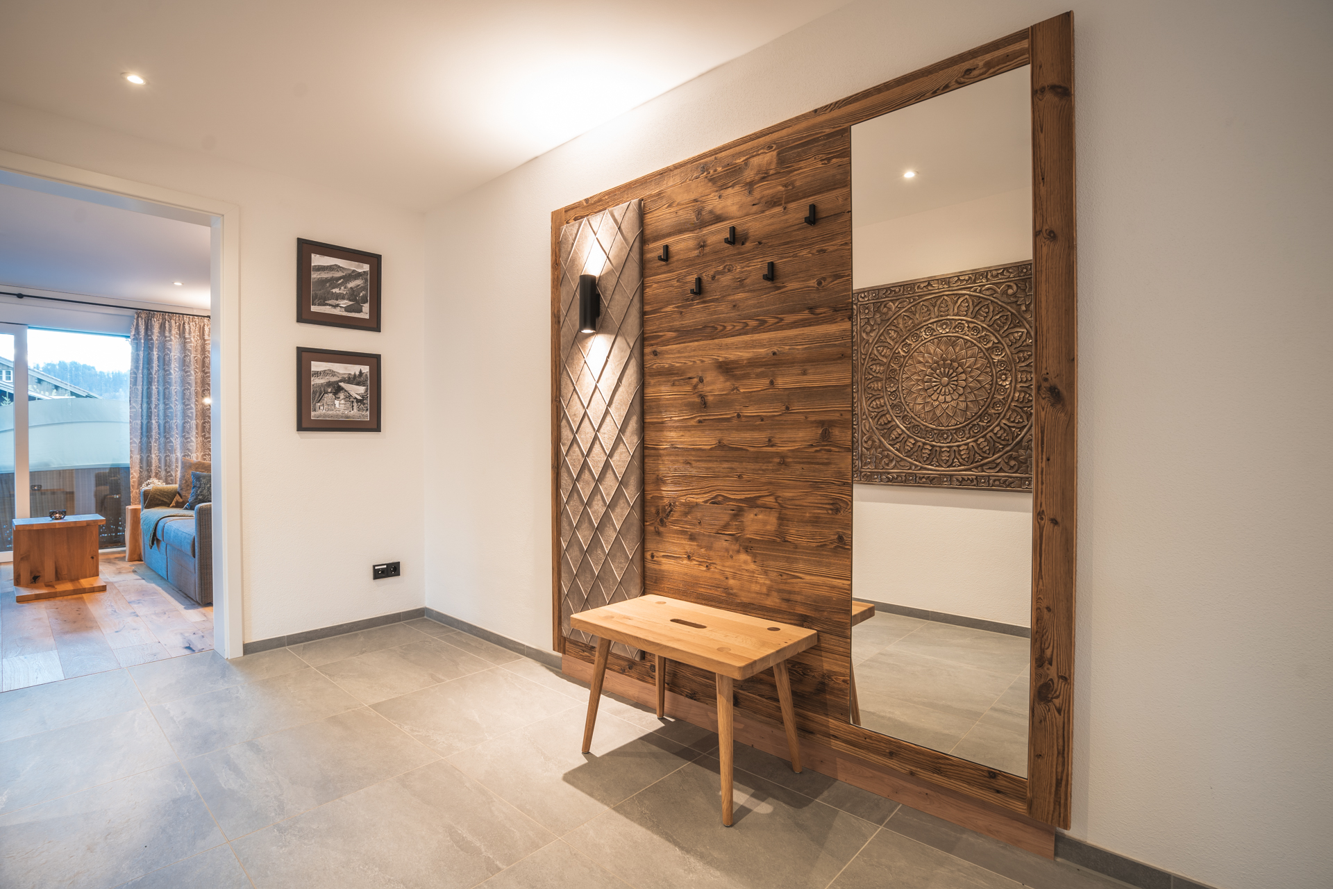 Unterkunft im Allgäu: Blick in den Flur  - Dorf Suites - natürlich mit Stil