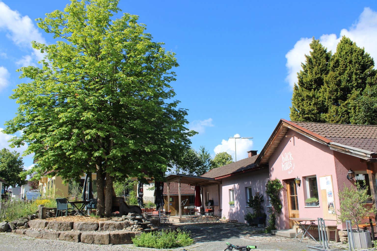 Hotels und Ferienwohnungen im Oberallgäu - Parken & Anreise: Anreise mit ÖPNV möglich - Kultur am Gleis präsentiert: Man'n'Maid mit Band - Kultur am Gleis präsentiert: Man'n'Maid mit Band